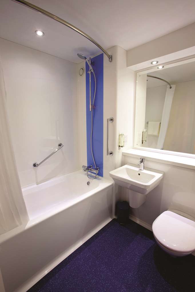 Travelodge Bracknell Central Room photo